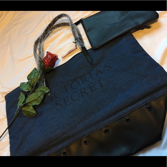 Victoria's Secret Handbags - NWT✨Victoria’s Secret Tote w/ Makeup Bag 🖤
